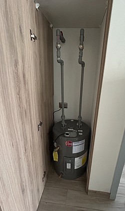 Instalación Termo Rheem de Piso - 76 L